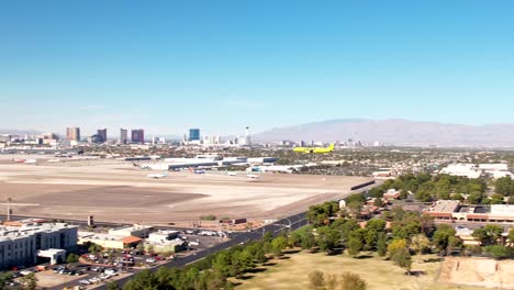 Kamerafahrt-Aus-Der-Luft,-Wenn-Yellow-Spirit-Airlines-Am-Internationalen-Flughafen-Harry-Reid-In-Las-Vegas-Landen