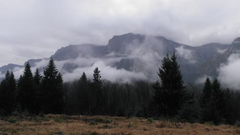 Schwenk-Von-Links-Nach-Rechts-über-Eine-Berglandschaft-Mit-Nebel