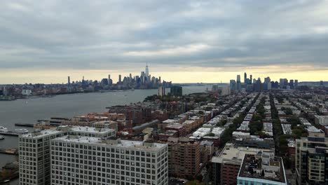 Luftaufnahme-Des-Stadtbildes-Von-Hoboken,-Jersey-City,-Bewölkter-Dämmerungshimmel-In-New-York---Kreisen,-Drohnenaufnahme