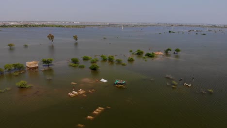 Vista-Aérea-De-Grandes-Extensiones-De-Tierra-Bajo-El-Agua-De-La-Inundación-En-Jacobabad,-Pakistán