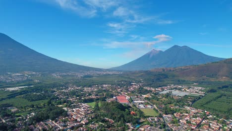 Vulkan-Acatenango-Und-Vulkan-De-Fuego-In-Der-Nähe-Von-Antigua,-Vororten-Von-Guatemala