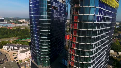 Aerial-Shot-of-Construction-Elevator-On-The-Side-Of-A-Building