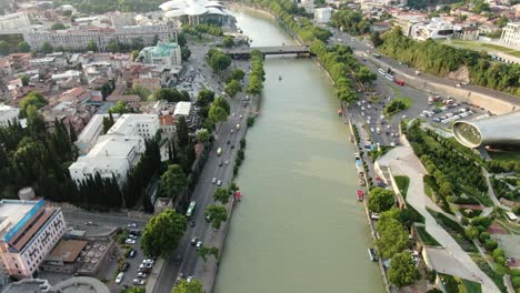 Schöne-Architektur-Und-Brücken-Der-Stadt-Tiflis,-Luftaufnahme