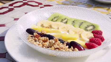 Plato-De-Desayuno-Delicioso-Y-Saludable-Con-Frutas-Y-Nueces-Afuera-En-Un-Día-Soleado
