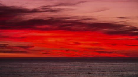 Hermoso-Amanecer-Rojo-Sobre-El-Horizonte-En-Un-Día-Nublado---Lapso-De-Tiempo