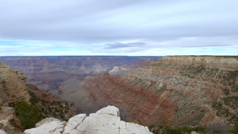 Panning-shot-of-the-Grand-Canyon-from-the-South-Rim-trail,-Arizona,-United-States