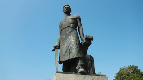 Statue-Des-Berühmten-Polnischen-Aufständischen