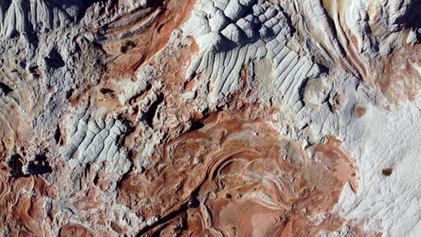 Von-Oben-Nach-Unten-Schwenkende-Drohnenaufnahme-Der-Felsformationen-Der-White-Pocket-Am-Vermillion-Cliffs-National-Monument,-Arizona,-Unites
