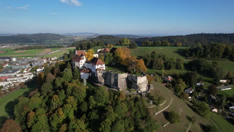 Wunderbare-Luftaufnahme-Im-Orbit-Und-In-Der-Mitteldistanz-An-Einem-Sonnigen-Tag-Von-Schloss-Lenzburg-Und-Wo-Die-Schweizer-Flagge-Zu-Sehen-Ist