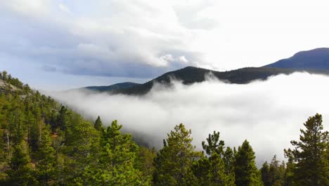 Niedriger-Nebel-Und-Wolken-In-Den-Rocky-Mountains-Alpinen-Wäldern-Am-Hang