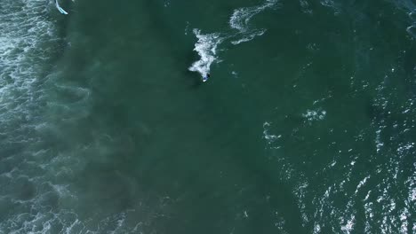 Vista-De-Drones-De-Un-Windsurfista-Cerca-De-La-Bahía-De-La-Misión