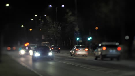 Autos-Fahren-Nachts-In-Einer-Städtischen-Umgebung