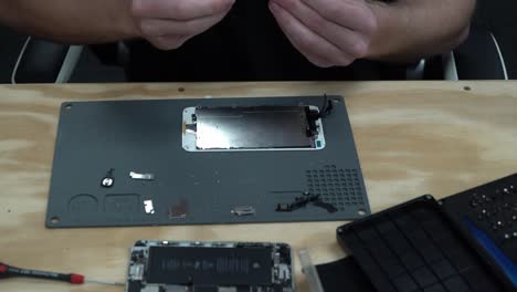 Mann-Repariert-Und-Schraubt-Neuen-Apple-Iphone-Bildschirm,-Um-Ihn-Zu-Reparieren