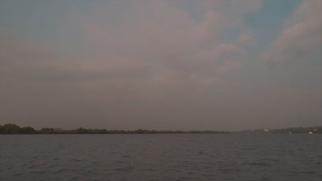 Eine-Wunderschöne-Einspielung-Mit-Blick-Auf-Die-Malerischen-Wasser-Des-Mandovi-flusses-Und-Die-Umliegende-Landschaft-Bei-Sonnenuntergang,-Goa,-Indien