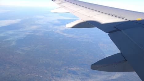 Blick-Aus-Dem-Fenster-Eines-Flugzeugs-In-Der-Luft