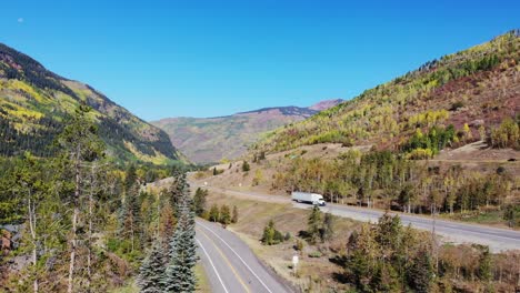 Caminos-Rurales-De-Colorado-Con-Tráfico-Circulando-Por-Ellos