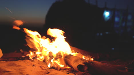 Nahaufnahme-Einer-Brennenden-Flamme-In-Der-Wüste-Beim-Camping-Im-Freien