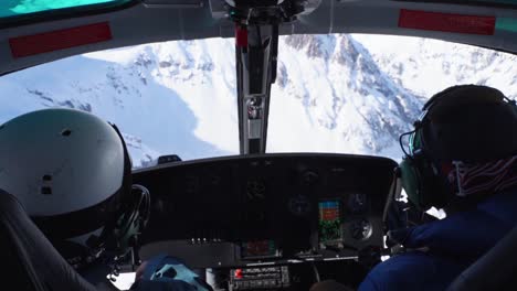 Helicóptero-Volando-A-Través-De-Montañas-Nevadas-Blancas-En-Colorado,-Estados-Unidos