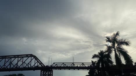 Keane-Brücke-Und-Palmensilhouette-Im-Tropischen-Bangladesch