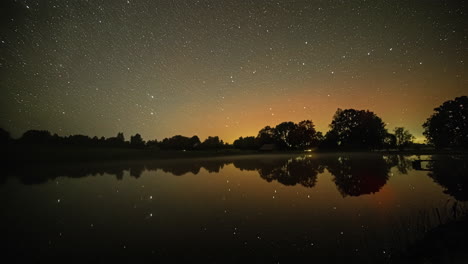Zeitrafferaufnahme-Von-Fliegenden-Sternen-Am-Nachthimmel-Mit-Reflexion-über-Den-See