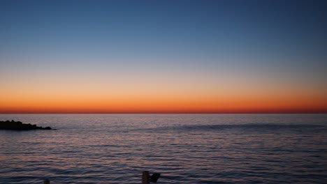 Schwenkansicht-Des-Sonnenuntergangs-Am-Horizont-Des-Mittelmeers