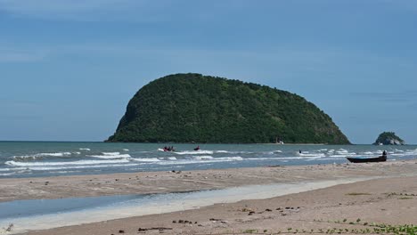 Escenario-De-Playa-Con-Una-Moto-De-Agua-Y-Un-Bote-De-Rescate-Moviéndose-Hacia-El-Mar,-Hermosas-Islas-Y-Cielo-Azul-En-El-Parque-Nacional-Khao-Sam-Roi-Yot,-Prachuap-Khiri-Khan,-Tailandia