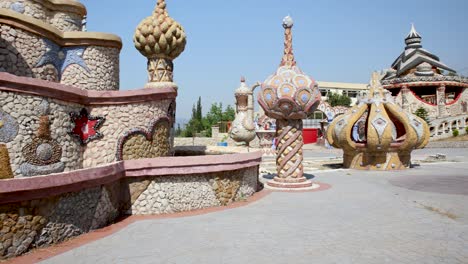 Farbenfrohe-Künstlerische-Burgstrukturen-In-Bakhoun,-Libanon---Schwenk