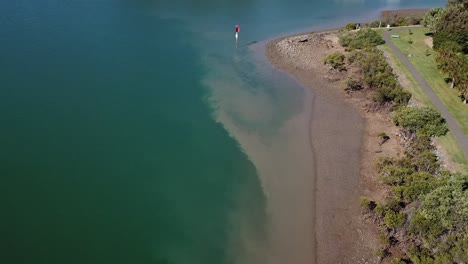 Panorámica-Aérea-De-Drones-Sobre-La-Ciudad-Portuaria-En-Un-Día-Soleado