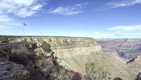 Eine-Flagge-Der-Vereinigten-Staaten-Von-Amerika-Weht-Im-Wind-Mit-Blick-Auf-Den-Grand-Canyon