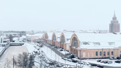 Winter-Verschneite-Luftaufnahme-Des-Rigaer-Zentralmarktes-Mit-Weißem-Schnee-Bedeckt,-Tag