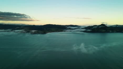 Lapso-De-Movimiento-De-Las-Nubes-Rodando-Sobre-Las-Montañas-En-Nueva-Zelanda-Al-Amanecer