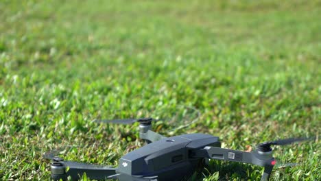 Drone-Dji-Despegando-En-El-Parque-En-Un-Día-Soleado