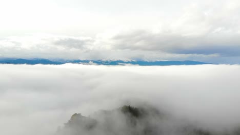 Niedrige-Und-Hohe-Wolken-über-Alpinen-Felsbergen-Mit-Bergkette-Im-Fernen-Hintergrund