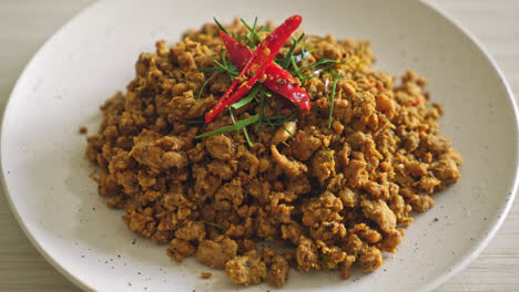 Gebratenes-Schweinefleisch-Mit-Gelber-Currypaste---Kua-Kling-Ist-Ein-Traditionelles-Gericht-Aus-Dem-Süden-Thailands