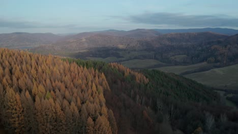 Eine-Luftdrohnenaufnahme-Einer-Landschaft-Mit-Wunderschönen-Bergen-Im-Hintergrund-Im-Spätherbst