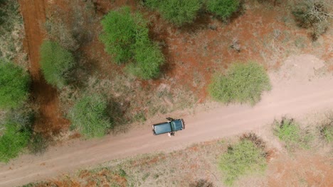 Drone-Rastreando-Un-Automóvil-En-Lo-Profundo-De-La-Sabana-De-África,-Kenia-Del-Sur