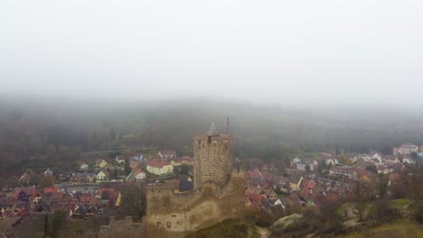 Castillo-De-Kaysersberg,-Alsace_sobrevuelo-Aéreo