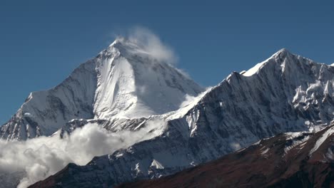 Un-Lapso-De-Tiempo-De-Nubes-Moviéndose-Sobre-Una-Montaña-Cubierta-De-Nieve-En-El-Himalaya-De-Nepal