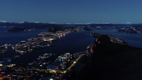 Filmische-Luftaufnahme-Der-Innenstadt-Von-Alesund-In-Norwegen-Bei-Nacht