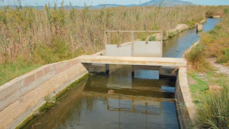 Bewässerungssystem-In-Einem-Alten-Dorf,-Wasserkanäle