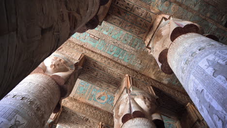 Detailliertes-Panoramadach-Des-Geschnitzten-Dendera-Tempels-Mit-Säulen,-Hieroglyphisches-Vokabular-Der-Antiken-Zivilisation,-UNESCO-Welterbe