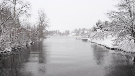 Toma-De-Drones-De-Un-Hermoso-Lago-En-Suecia-Durante-Un-Frío-Día-De-Invierno-Con-Nevadas