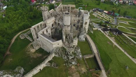 Luftaufnahme-Der-Mittelalterlichen-Burg-4k