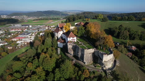 Wunderbare-Luftaufnahme-Im-Orbit-An-Einem-Sonnigen-Tag-Von-Schloss-Lenzburg-Und-Wo-Die-Schweizer-Flagge-Zu-Sehen-Ist