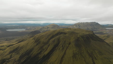 Luftaufstieg-über-Flach-Gekrönten-Berg-In-Island,-Bedeckt-Mit-üppigem-Grünem-Moos