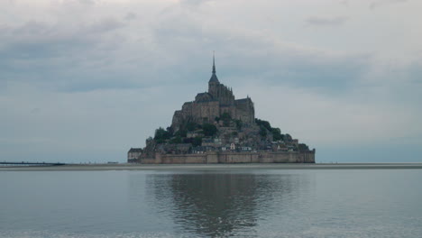 Scenic-View-Of-Mont-Saint-Michel-Castle-On-The-Ocean-In-Normandy,-France