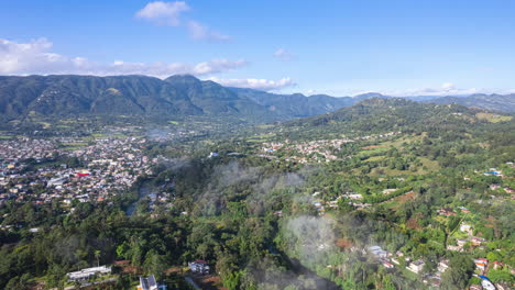 Timelapse-De-Drones-De-La-Niebla-De-La-Mañana-Con-Un-Hermoso-Fondo-Con-Montañas