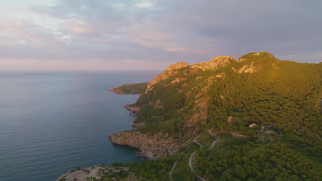 Drohnenflug-An-Der-Küste-Von-Mallorca-Mit-Blick-Auf-Die-Gegend-Von-Bahia-De-Pollenca-Mit-Spektakulärem-Sonnenuntergangslicht
