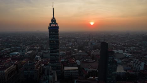 Sonnenaufgang-Während-Des-Marathons-In-Der-Nähe-Des-Torre-Latinoamericana-In-Mexiko-Stadt-Im-Jahr-2021