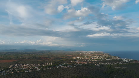 Vuelo-De-Drones-En-La-Costa-De-Cala-Varques-En-Mallorca-Con-Un-Fantástico-Cielo-Nublado-Y-Un-Gran-Ambiente-Luminoso